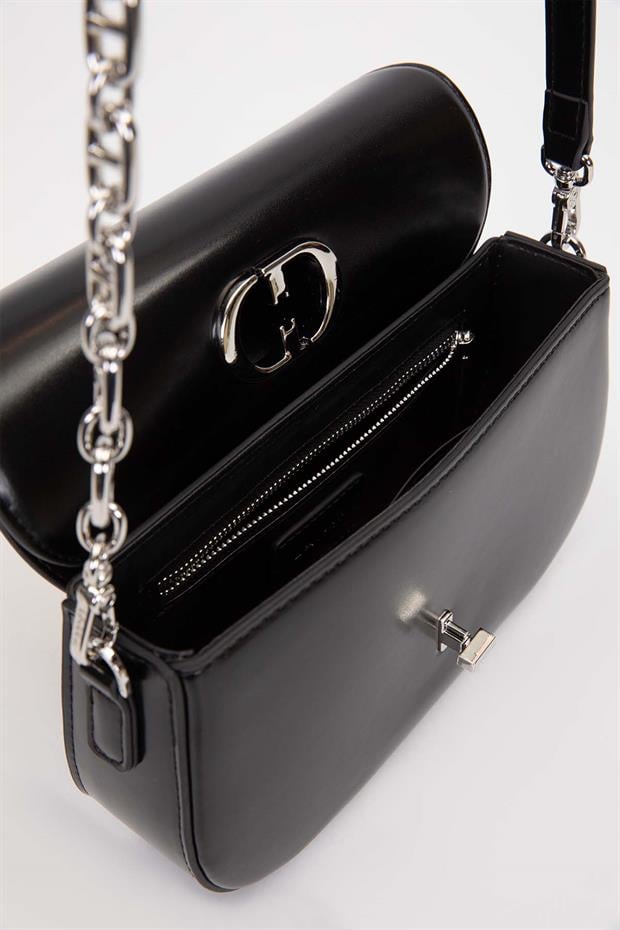 Siyah Aksesuar Kapaklı Omuz Çantası