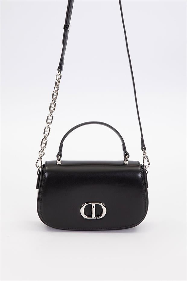 Siyah Aksesuar Kapaklı Omuz Çantası