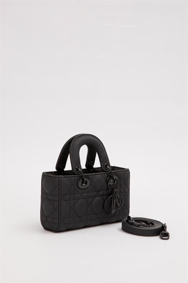 Siyah Aksesuarlı Kapitone El Çantası