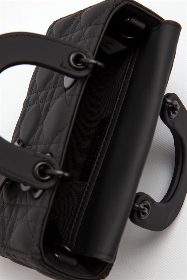 Siyah Aksesuarlı Kapitone El Çantası