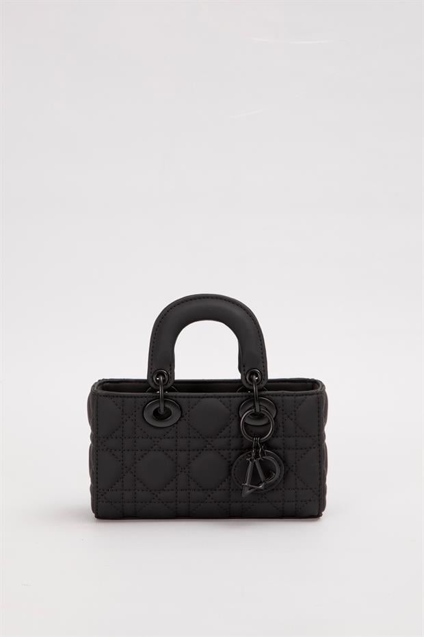 Siyah Aksesuarlı Kapitone El Çantası