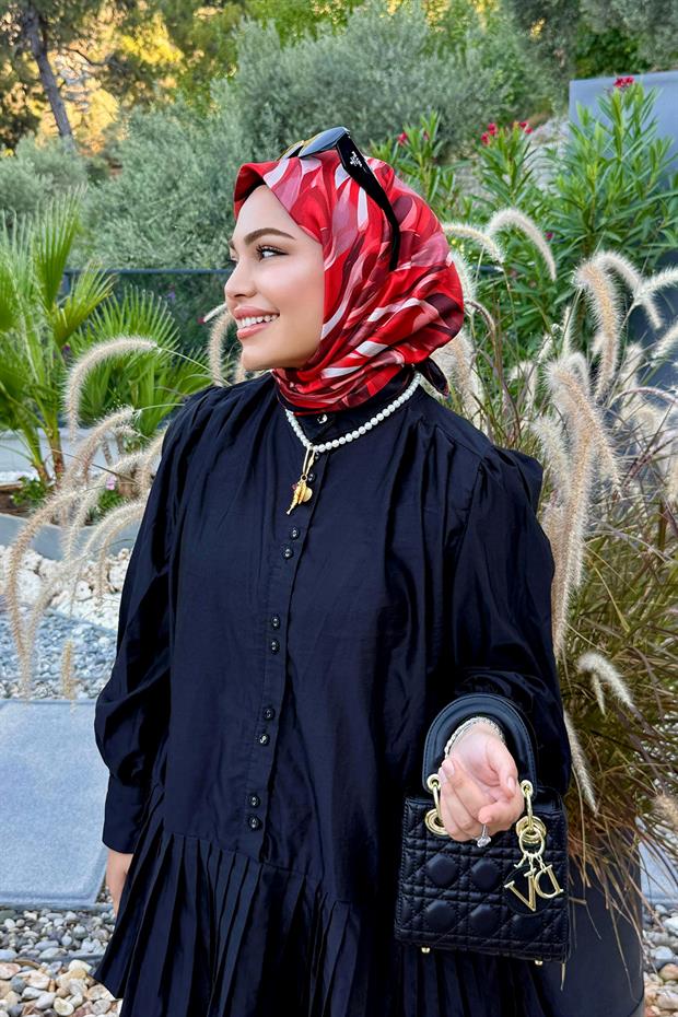 Siyah Anahtarlıklı Kapitone El Çantası