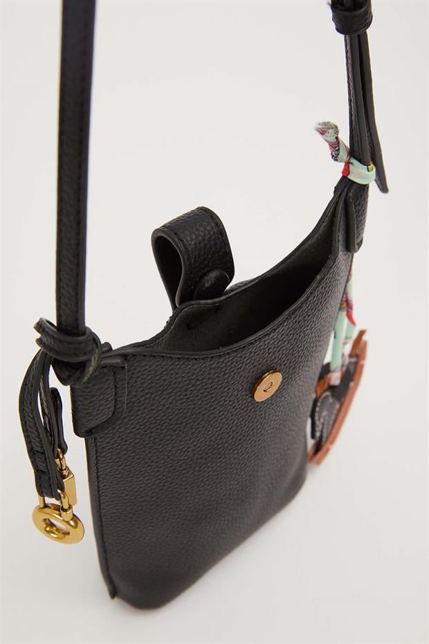 Siyah Atlı Charm Detaylı Omuz Çantası