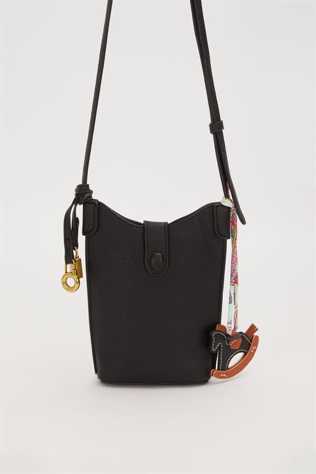 Siyah Atlı Charm Detaylı Omuz Çantası