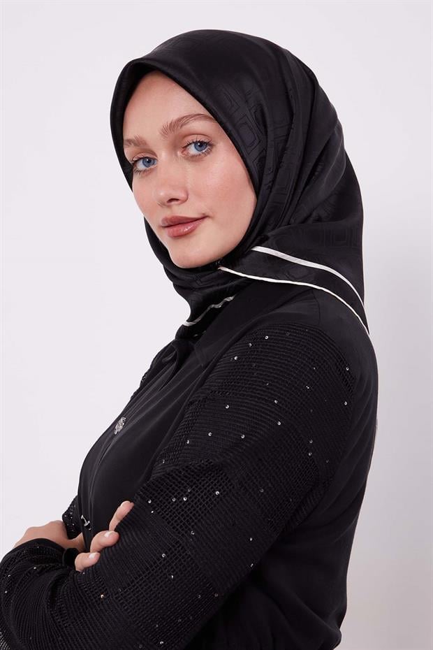 Siyah Baklava Desen Monogram İpek Eşarp