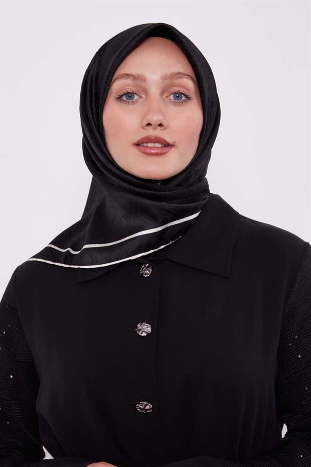 Siyah Baklava Desen Monogram İpek Eşarp