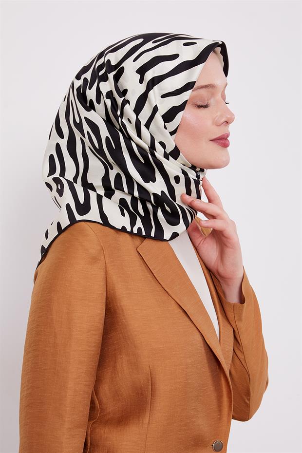 Siyah - Bej Büyük Leopar Desen Twill İpek Eşarp