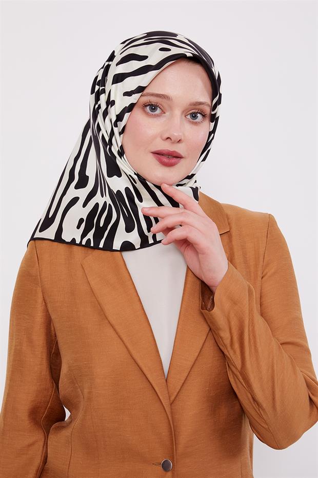 Siyah - Bej Büyük Leopar Desen Twill İpek Eşarp