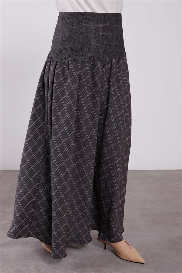 Siyah Bel Dantel Detaylı Etek Takım