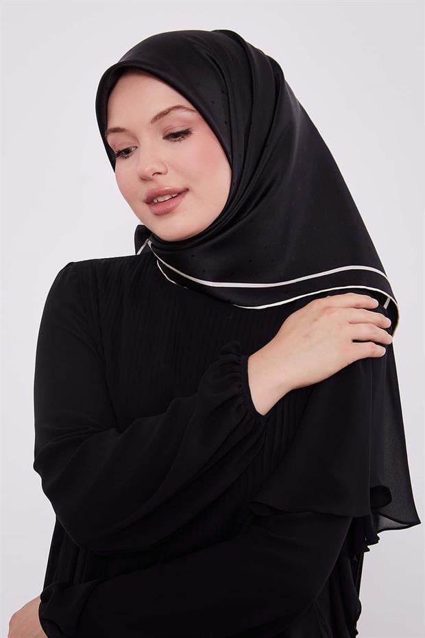 Siyah Benek Desen Monogram İpek Eşarp