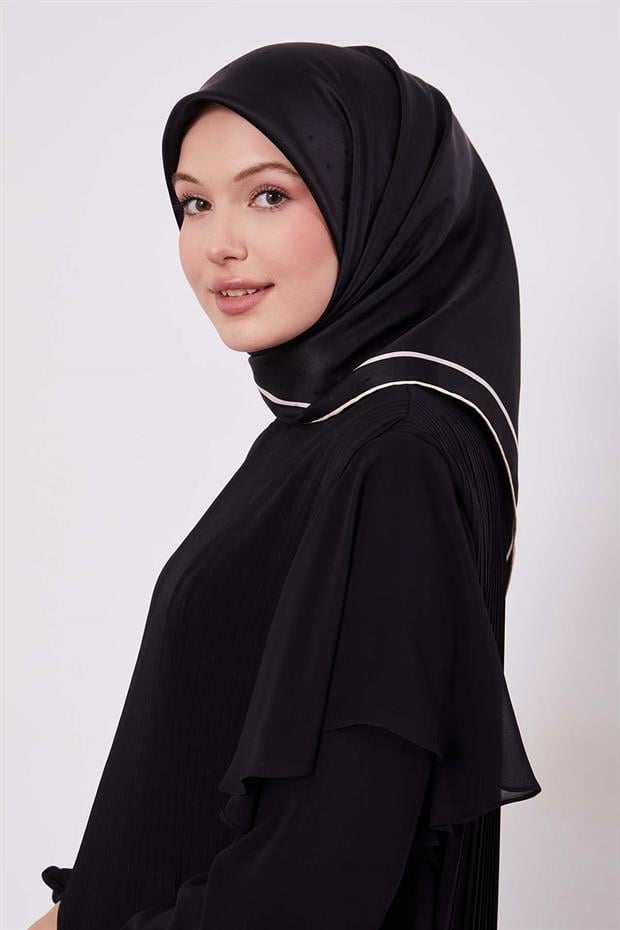 Siyah Benek Desen Monogram İpek Eşarp