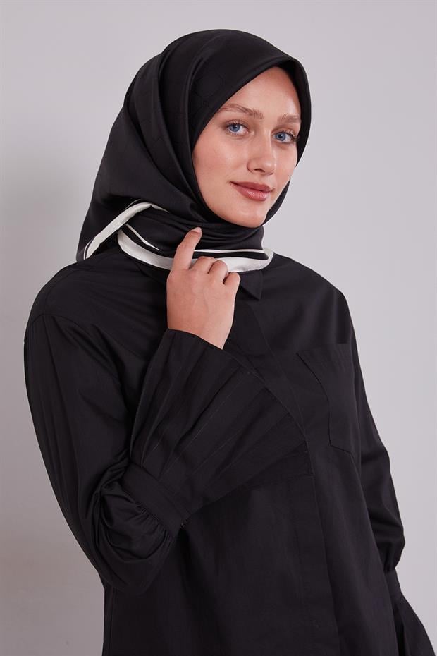 Siyah-Beyaz Kenar Şeritli Monogram İpek Eşarp