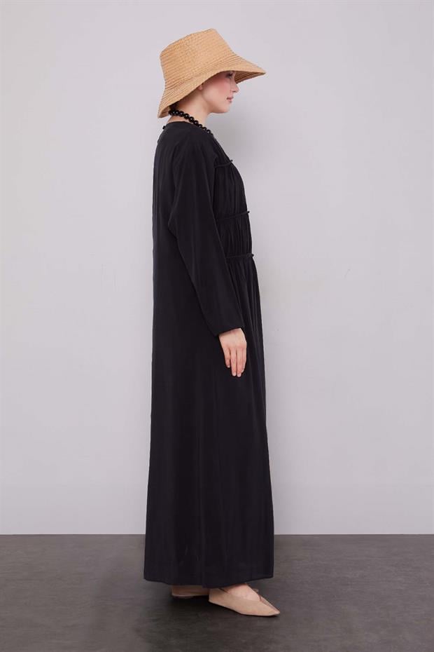 Siyah Büzgü Detaylı Elbise