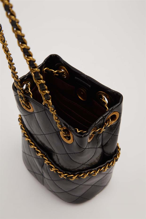 Siyah Büzgü Kapamalı Zincir Askılı Omuz Çantası