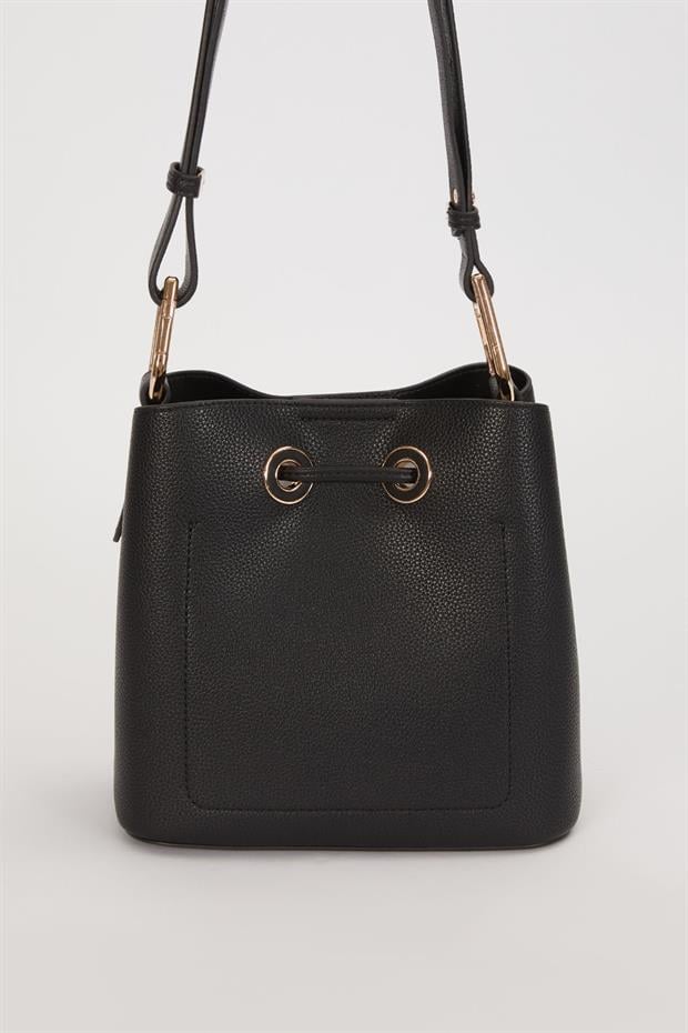 Siyah Büzgülü Kapama Detaylı Omuz Çantası