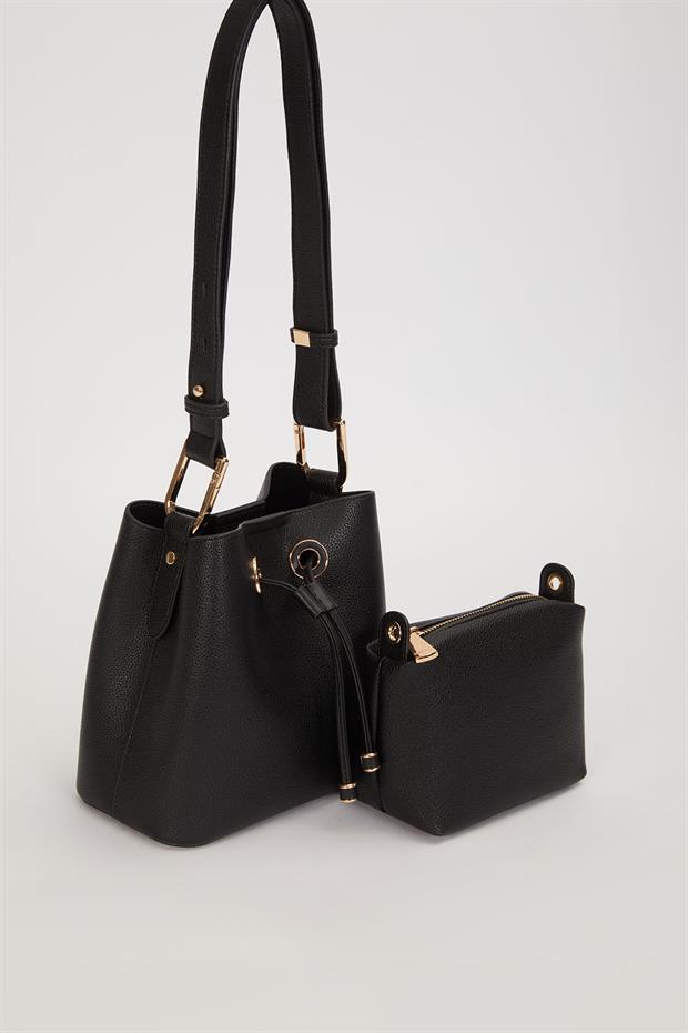 Siyah Büzgülü Kapama Detaylı Omuz Çantası