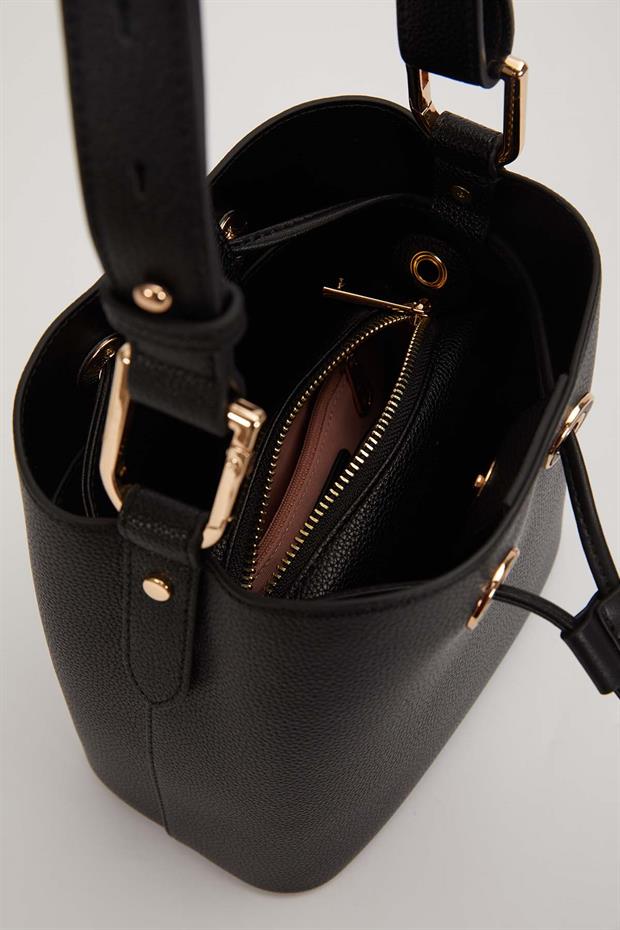 Siyah Büzgülü Kapama Detaylı Omuz Çantası