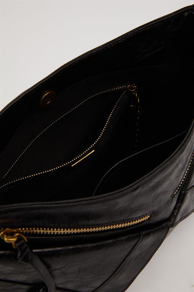 Siyah Zarf Görünüm Detaylı Omuz Çantası