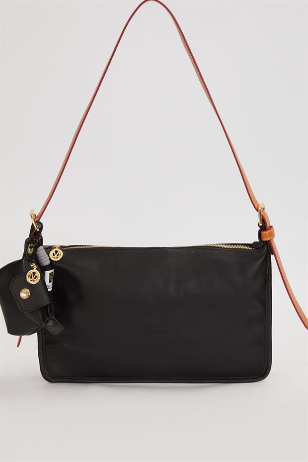 Siyah Charm Aksesuar Detaylı Baget Çanta