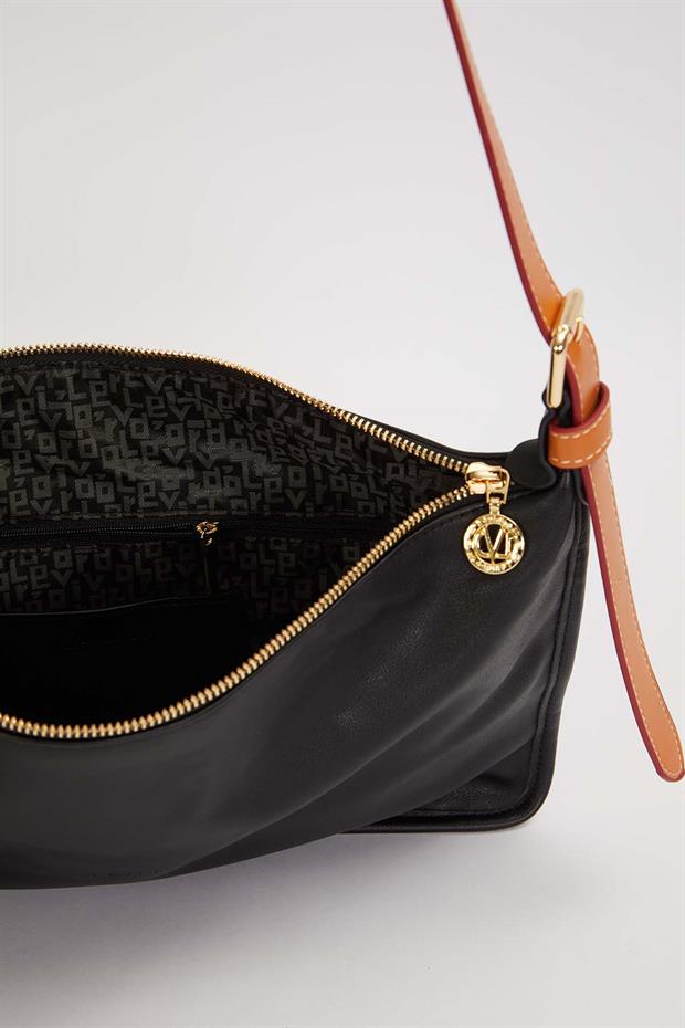 Siyah Charm Aksesuar Detaylı Baget Çanta