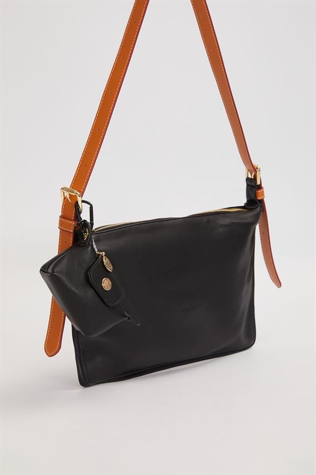 Siyah Charm Aksesuar Detaylı Baget Çanta