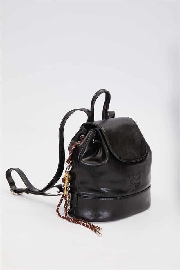 Siyah Charm Aksesuar Detaylı Sırt Çantası