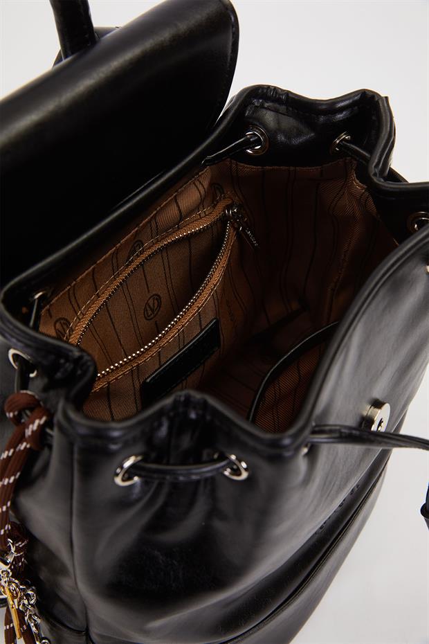 Siyah Charm Aksesuar Detaylı Sırt Çantası