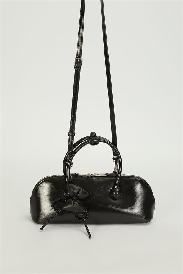 Siyah Charm Detaylı Baget Çanta