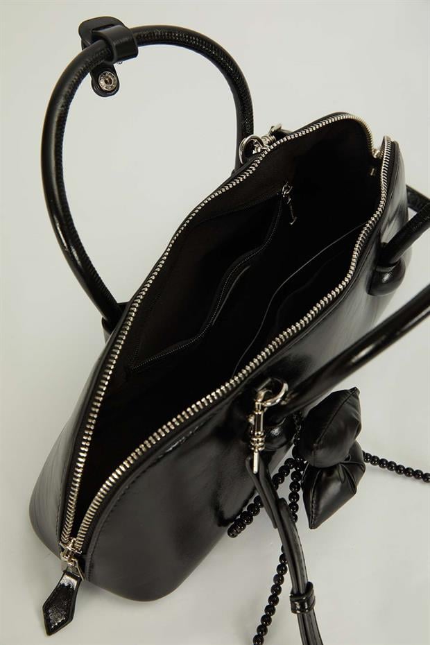 Siyah Charm Detaylı Baget Çanta