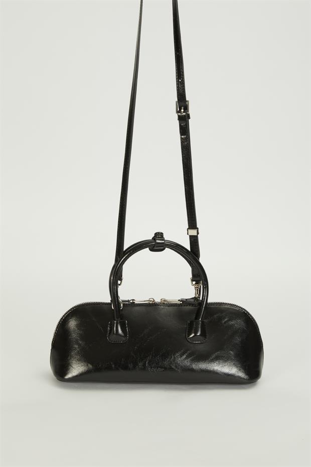 Siyah Charm Detaylı Baget Çanta