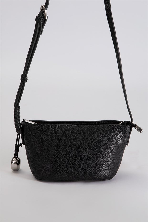 Siyah Charm Detaylı Deri Çanta