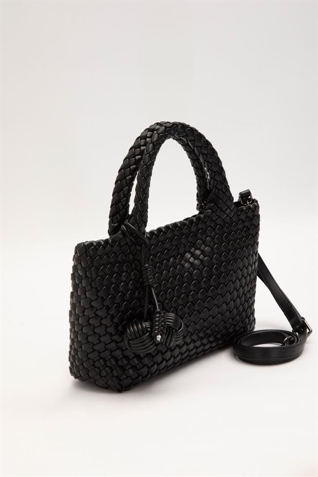 Siyah Charmlı Örgü Model El Çantası