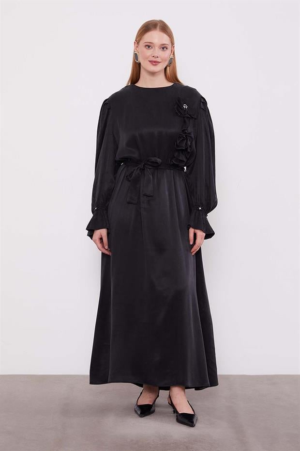Siyah ÇİÇEK AKSESUARLI ELBİSE