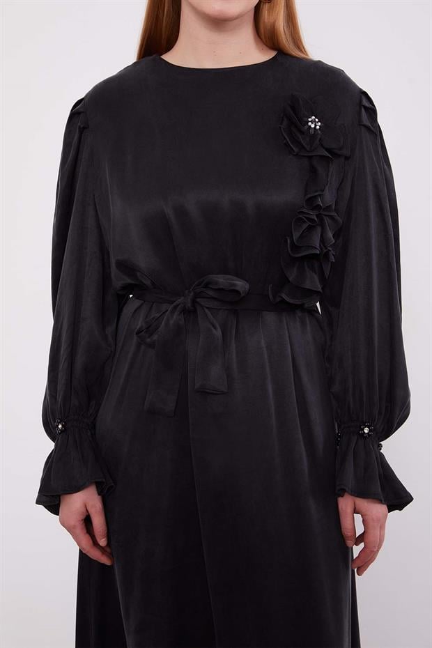 Siyah ÇİÇEK AKSESUARLI ELBİSE