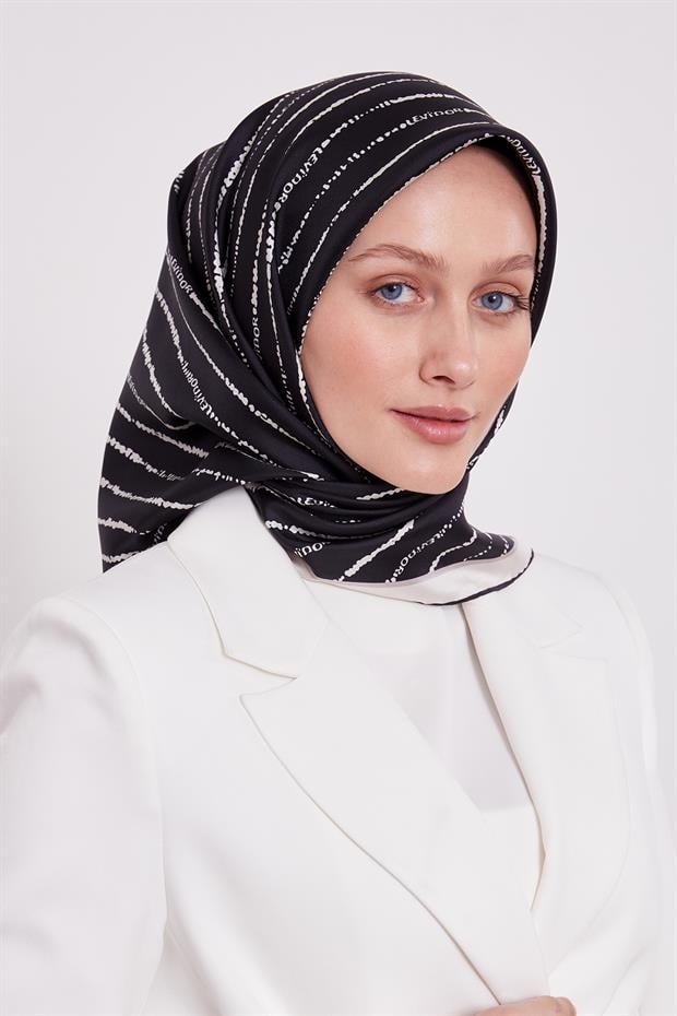Siyah Çizgili Yazı Desen Twill İpek Eşarp