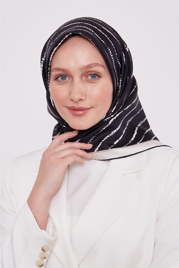 Siyah Çizgili Yazı Desen Twill İpek Eşarp