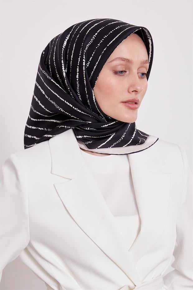 Siyah Çizgili Yazı Desen Twill İpek Eşarp