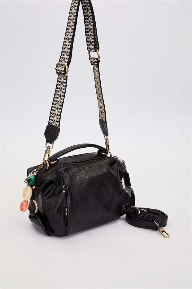 Siyah Çoklu Aksesuar Detaylı Omuz Çantası