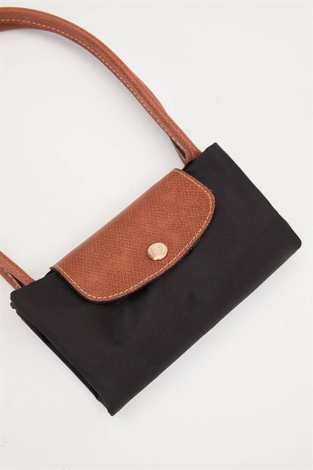 Siyah Deri Kapaklı Uzun Askılı Omuz Çantası