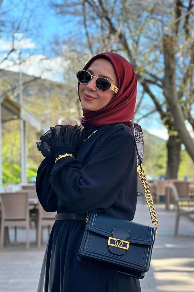 Siyah Deri Zincir Askılı Omuz Çantası