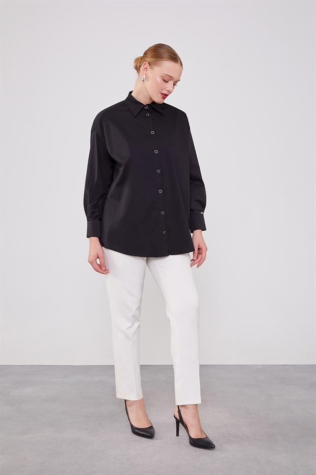 Siyah Düğme Detaylı Gömlek