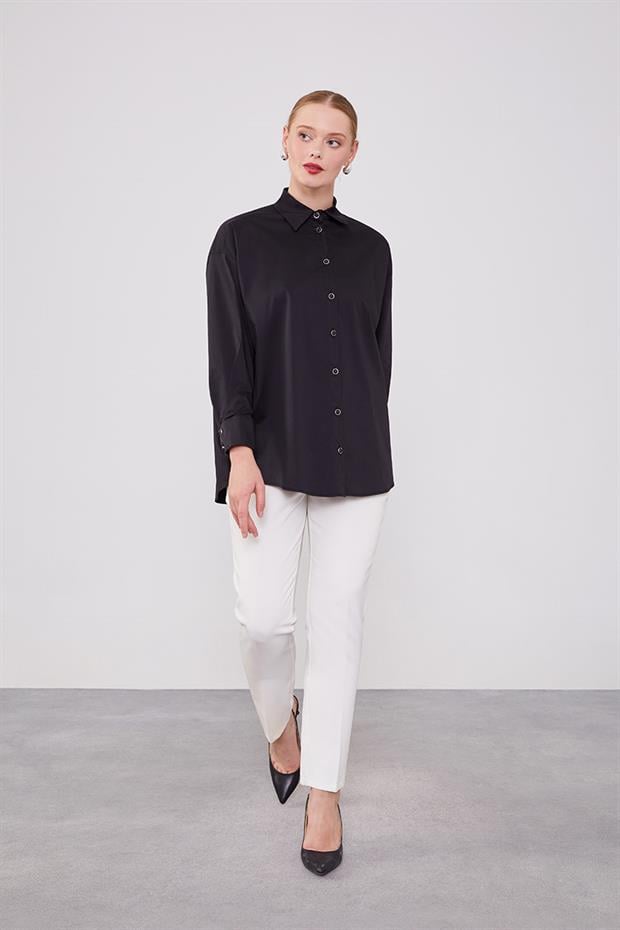 Siyah Düğme Detaylı Gömlek