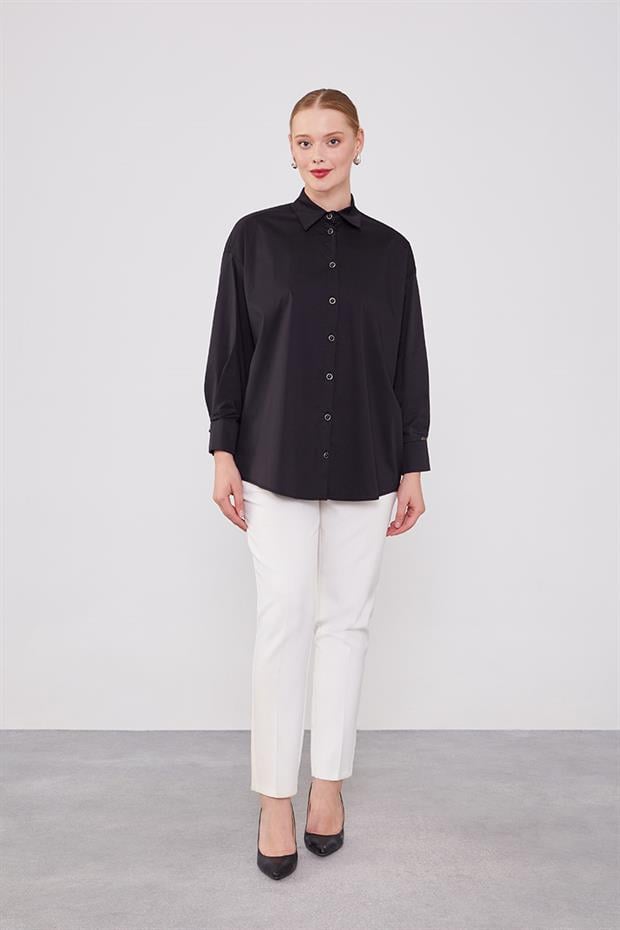 Siyah Düğme Detaylı Gömlek