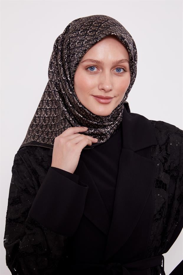 Siyah El Yazısı Desen Twill İpek Eşarp
