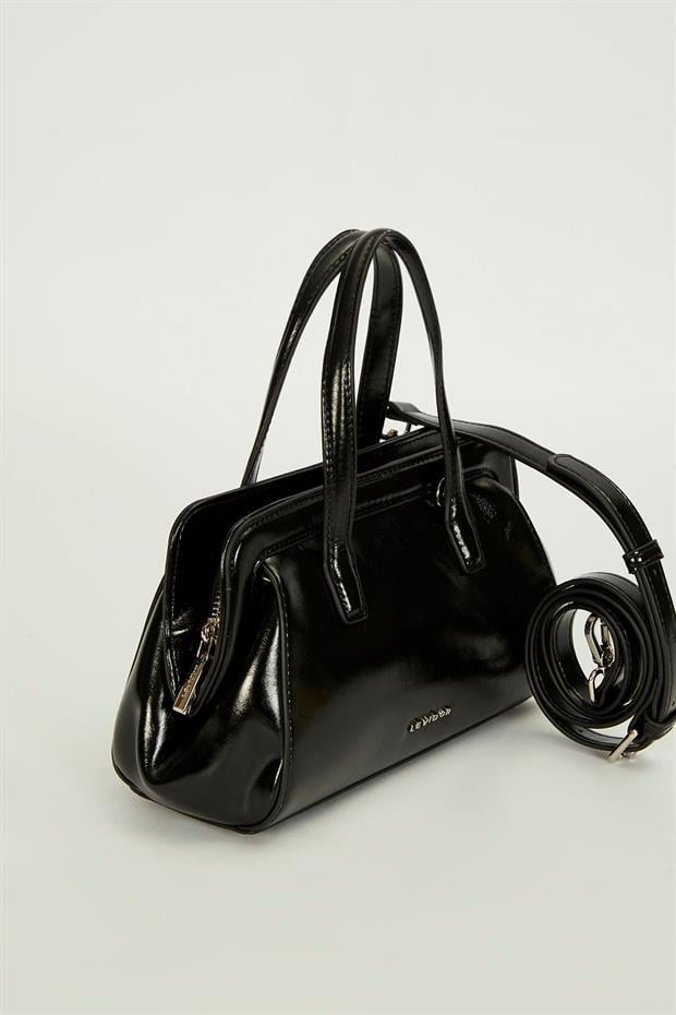 Siyah Fermuar Kapama Detaylı El Çantası