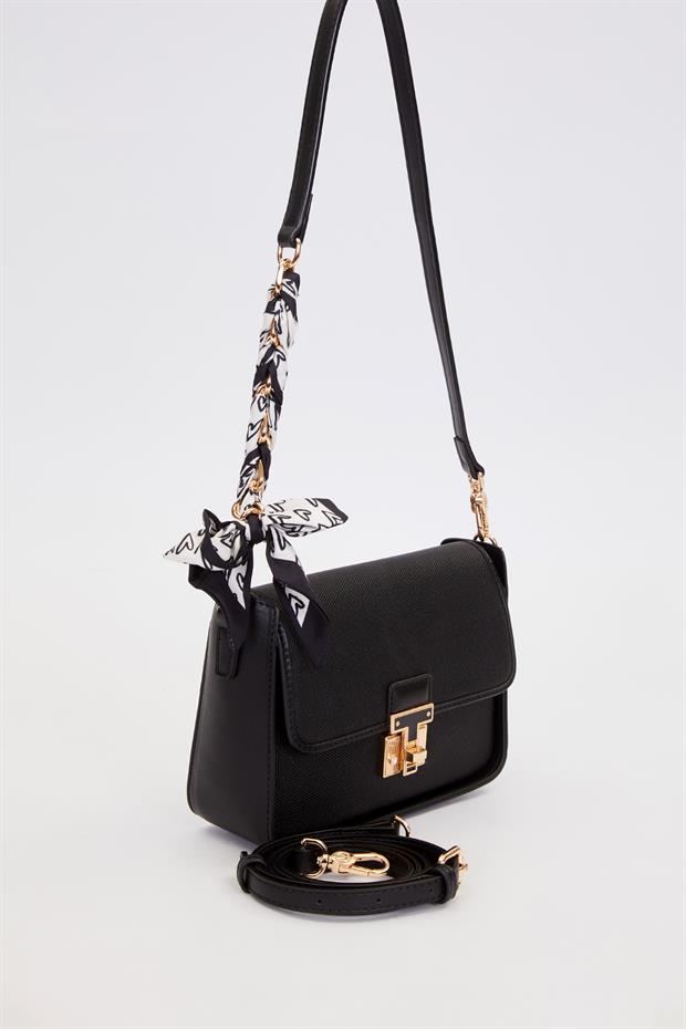 Siyah Fular Bağlama Detaylı Omuz Çantası