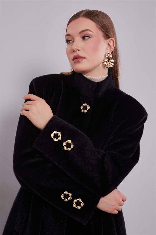 Siyah Gold Aksesuar Detaylı Kürk Kaban