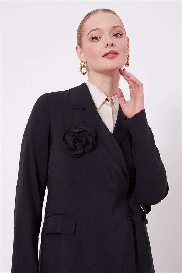 Siyah Gül Broş Detaylı Ceket Takım