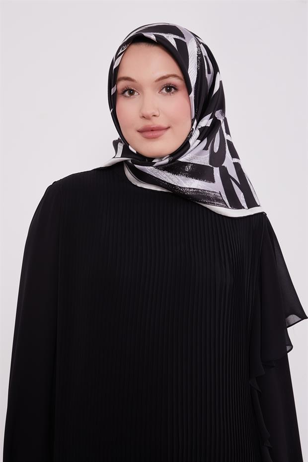 Siyah Harf Baskılı Twill İpek Eşarp