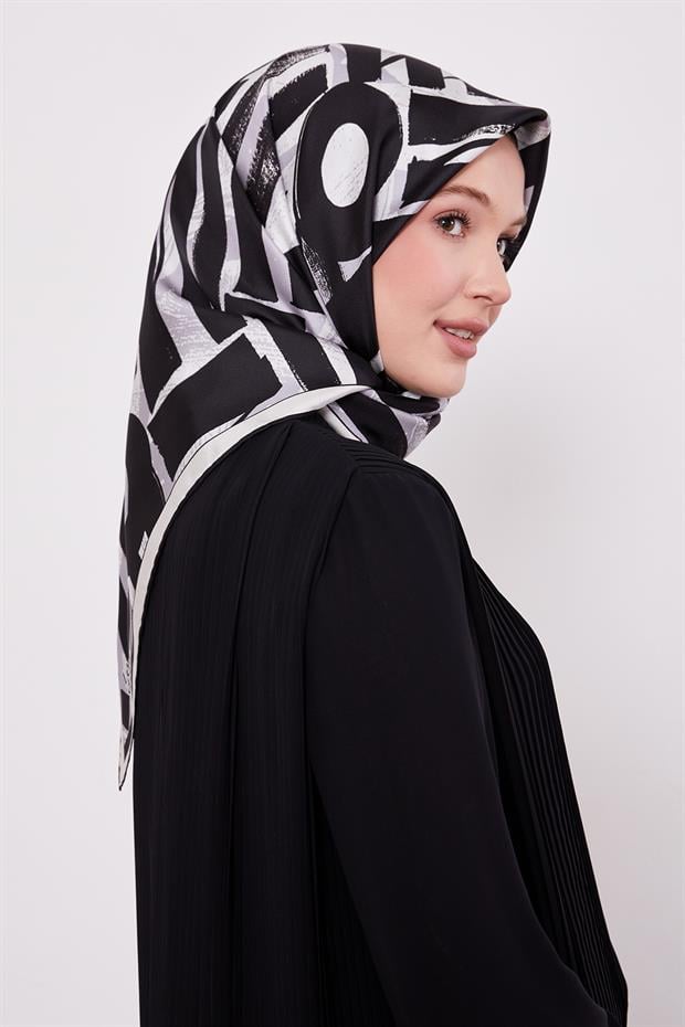 Siyah Harf Baskılı Twill İpek Eşarp